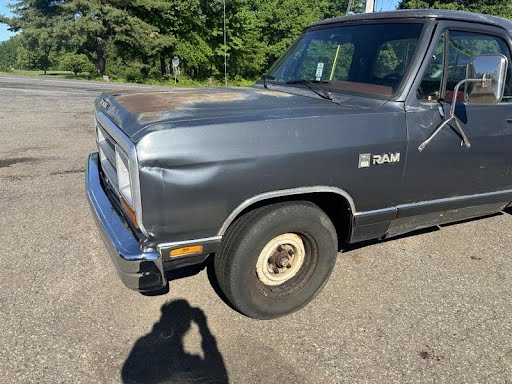 1985 - DODGE TRUCK-150 (1978-1993) - used - Steering Knuckle (see also Knee & Strut) - 4x2 (D models) Right