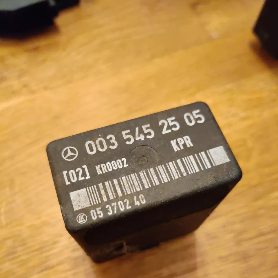 1990 MERCEDES 420 Used Fuel Pump Relay - p/N- A0035452505