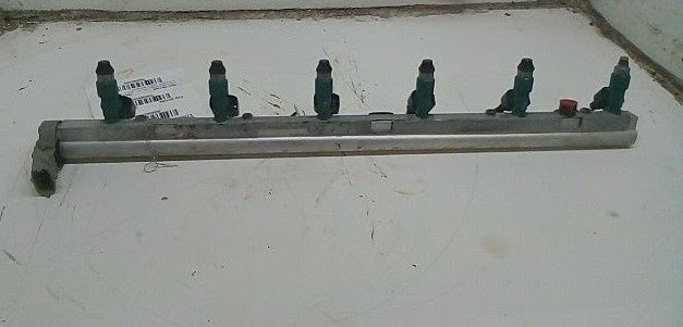 2011 VOLVO 70 SERIES Used Fuel Rail with Injector