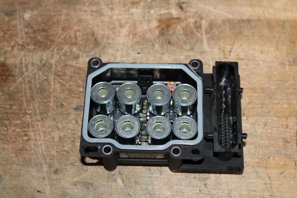 2007 TOYOTA CAMRY Used Anti-Lock Brake Pump Half- Actuator and Pump Assembly, VIN E (5th digit), w/o traction control - Half