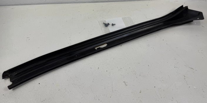 2004 CADILLAC ESCALADE Used Molding, Windshield Reveal - Driver #15291275