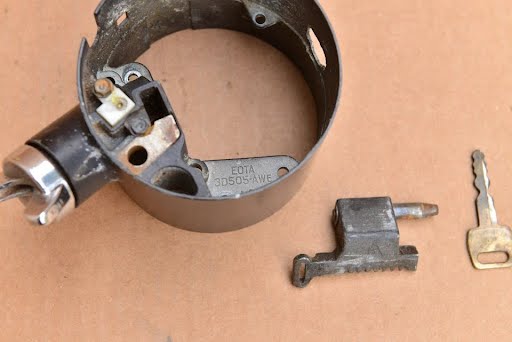 1989-FORD TRUCK-F150-Steering Column Upper Ignition Lock Cylinder Housing & Key - 5 spd manual tilt floor shift - E0TA-3D505-AWE