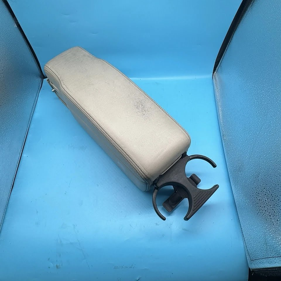 1993 CADILLAC DEVILLE (1980 UP) Used Armrest center (white)