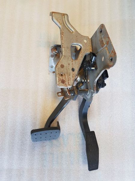 2012 GMC Acadia  Brake/Clutch Pedal NA