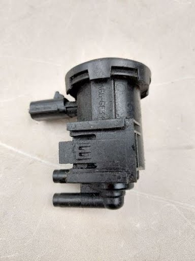 2000 - LINCOLN LS - Used - Fuel Pressure Regulator - PA66GF33