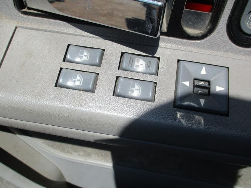 1993 CHEVY SUBURBAN-1500 Used Window Switch (Front Door) Power Window Switch - P/N 15678659