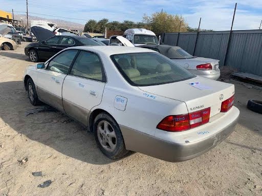 1997 - LEXUS ES300 - used - Tail Light - quarter panel mounted Left