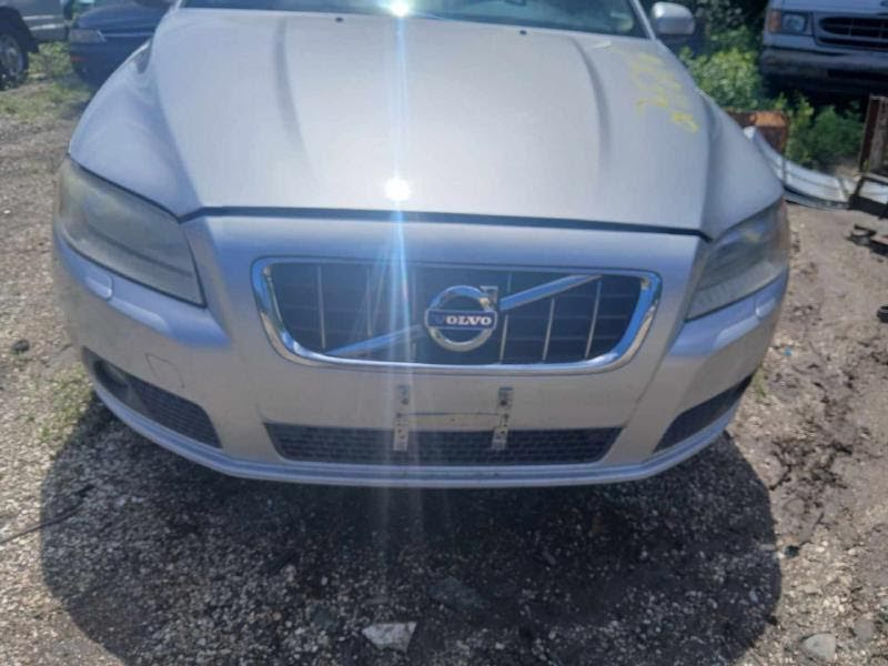 2012 VOLVO XC70 Used Headlight Assembly XC70, halogen, RH