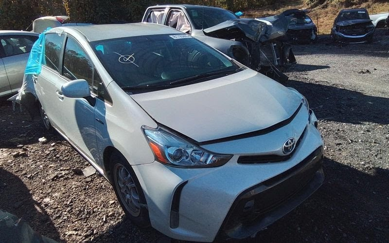 2015 TOYOTA PRIUS Used Headlight Assembly Prius V (VIN EU, 7th and 8th digit), halogen, LH  - #8117047650